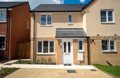 Lowestoft Casa | Oulton Broads New Build Holiday Home 3 Bedroom- 3 Bathroom with Free Parking