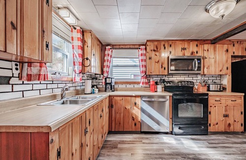 Shapleigh Casa | Our charming cottage and bunkhouse invites you to experience a lakeside getaway!