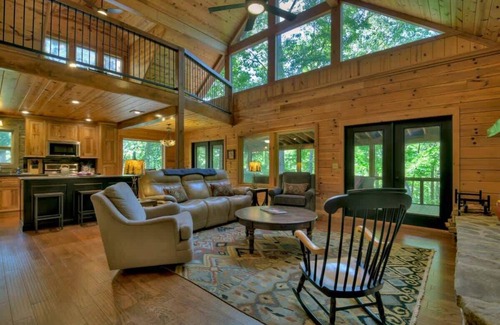 Blairsville Cabina | Our Druthers Lake House - dock, hot tub, game room