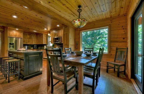 Blairsville Cabina | Our Druthers Lake House - dock, hot tub, game room