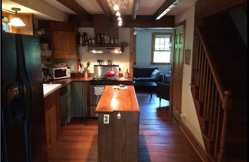 West Bristol Casa | Our historic town home is located in the historic district of Burlington.