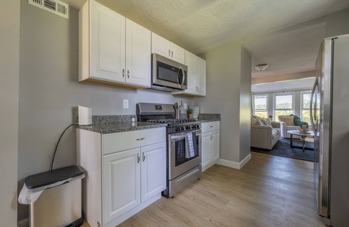 Warwick Apartamento | Our home boasts gorgeous views and a short walk from the beach & marina.