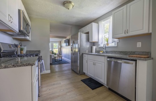Warwick Apartamento | Our home boasts gorgeous views and a short walk from the beach & marina.