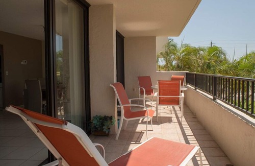 Siesta Key Condominio | Our House at the Beach E-102 Modern, light-filled, spacious
