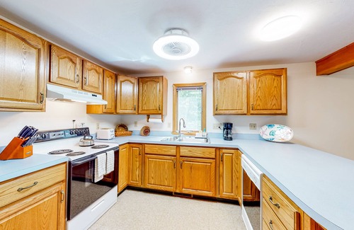 West Falmouth Casa | Our House in West Falmouth | House in Falmouth with private beach access