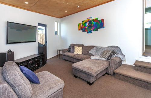 Whangamata Casa | Our Kiwi Whanga Bach - Whangamata Holiday Home