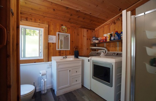 Gravenhurst Cabaña | Our Lady of Kahshe Lake Cottage