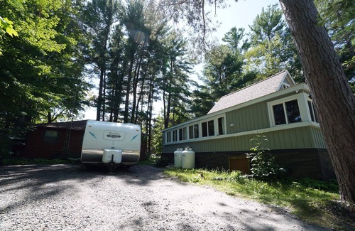 Gravenhurst Cabaña | Our Lady of Kahshe Lake Cottage