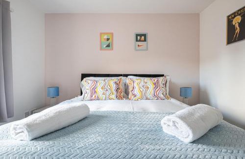 Bedford Apartamento | Our latest stunning property by Our Home Short Stays free parking super fast WiFi large back garden and crisp hotel white linen