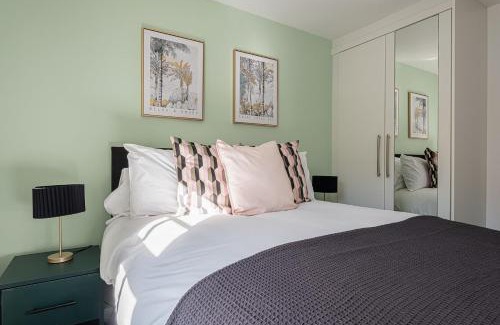 Bedford Apartamento | Our latest stunning property by Our Home Short Stays free parking super fast WiFi large back garden and crisp hotel white linen