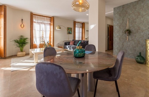 Barrio del Carmen Apartamento | Our Lovely Penthouse with Private Roof Top Terrace!