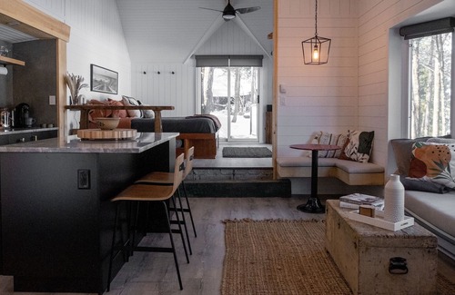 Frontenac Cabina | Our modern lakeside getaway with hot tub