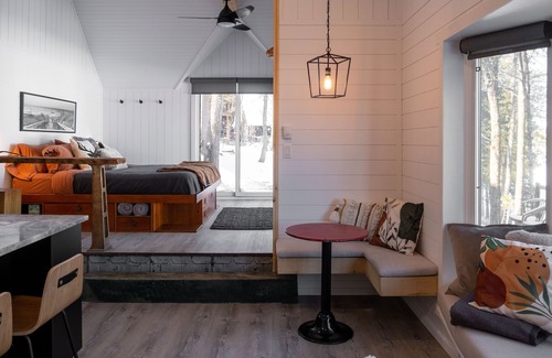 Frontenac Cabina | Our modern lakeside getaway with hot tub