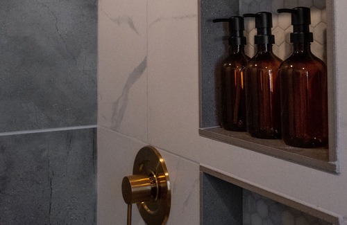 Frontenac Cabina | Our modern lakeside getaway with hot tub