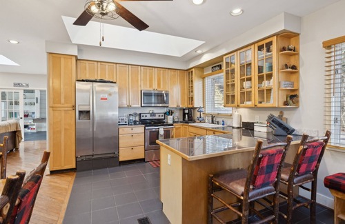 Gatlinburg Cabaña | Hot Tub! Game Room! 3 Bedrooms! Great Location! Close To All The Attractions!