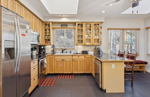 Gatlinburg Cabaña | Hot Tub! Game Room! 3 Bedrooms! Great Location! Close To All The Attractions!
