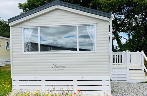 Grampound Casa | Our Osprey sleeps 4-6 persons-Tranquil holiday away from it all yet not far from St Austell- The Holiday Home has two bedrooms, living and dining area, equipped kitchen-decking-outdoor furniture-fishing lakes- This holiday home is not pet friendly