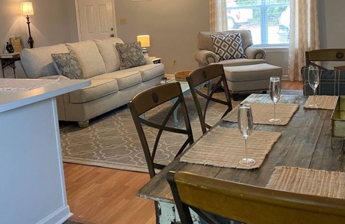 Oxford Cabaña | Our Oxford Place Cottage; Walk to Campus, Vaught, and Swayze