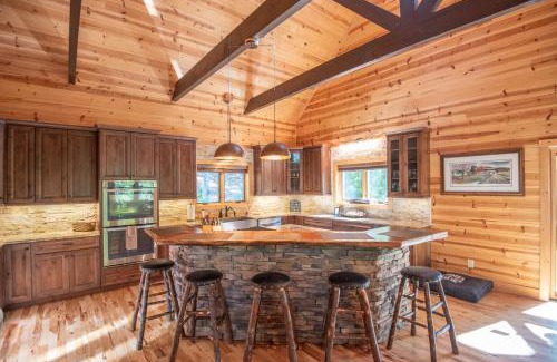 Lansing Casa | Our Place to Paws 4 Bd Lux Blue Ridge Mnt Cabin