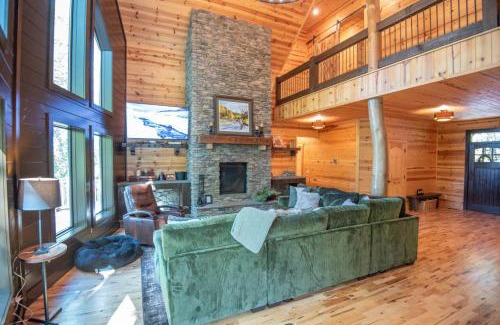 Lansing Casa | Our Place to Paws 4 Bd Lux Blue Ridge Mnt Cabin