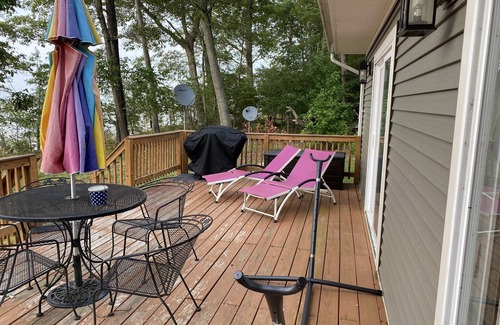 James Monroe Casa | Out where the blacktop ends: Rent our 2BR country lover's retreat.
