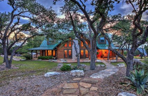 Dripping Springs Cabina | Outdoor Adventure Experience - Camp David Retreat