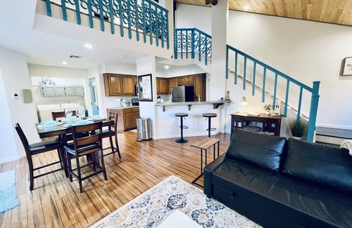 Bella Vista Casa | Fresco, hogar moderno en Back 40, campo de golf, TV de 75 ", cargador Tesla