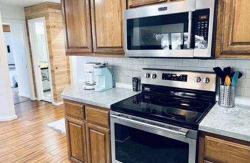 Bella Vista Casa | Fresco, hogar moderno en Back 40, campo de golf, TV de 75 ", cargador Tesla