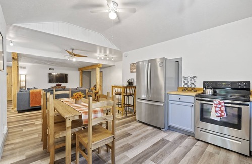 Jefferson Township Cabina | Outdoor hot tub & indoor soaking tub, bonfire pit, picnic area, foosball & more