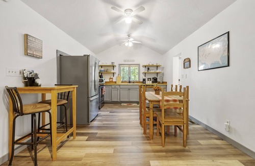 Jefferson Township Cabina | Outdoor hot tub & indoor soaking tub, bonfire pit, picnic area, foosball & more