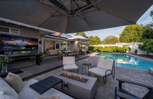 Santa Ana Casa | Outdoor Living w Private Pool, 12 Mins from Disney, Beaches 20-min, Pet-Friendly