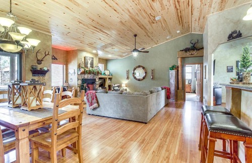 Torreon Casa | Outdoor Oasis Family-Friendly Cabin in Show Low!