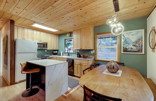 Nevada City Cabaña | Outdoor Oasis: Modern Nordic Cottage By Lake!