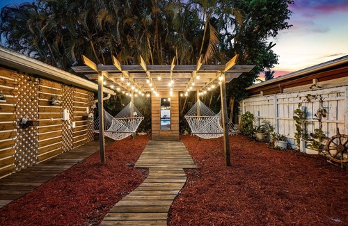 West Palm Beach Casa | Outdoor Paradise: HtdPool Hammocks GmRm MiniGolf