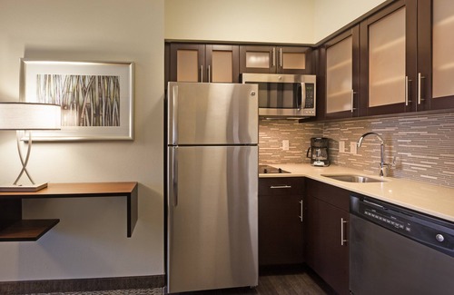 Spring Branch West Condominio | Piscina al aire libre + bañera de hidromasaje + centro de negocios las 24 horas | Corredor de energía de Houston