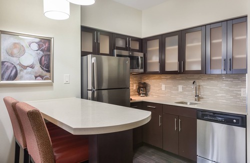 Spring Branch West Condominio | Piscina al aire libre + bañera de hidromasaje + centro de negocios las 24 horas | Corredor de energía de Houston