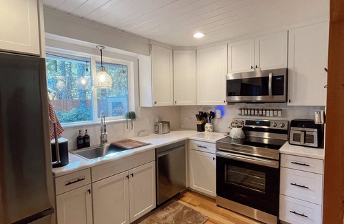 Ashford Cabina | Outdoor Retreat: AC-Firepit-Outdoor Living-RV Hook Up-Sport Court-WIFI-Patio,