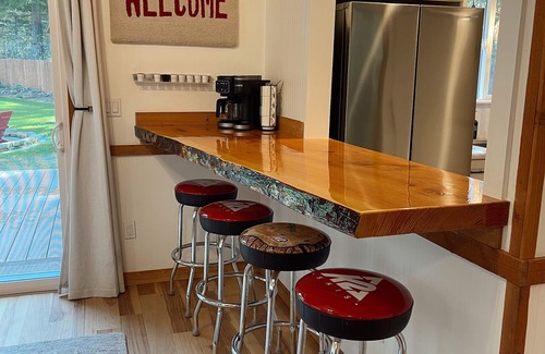 Ashford Cabina | Outdoor Retreat: AC-Firepit-Outdoor Living-RV Hook Up-Sport Court-WIFI-Patio,