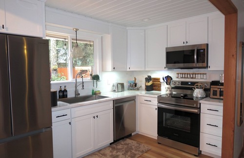 Ashford Cabina | Outdoor Retreat: AC-Firepit-Outdoor Living-RV Hook Up-Sport Court-WIFI-Patio,