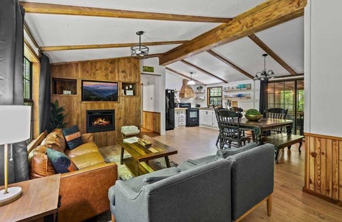 Rocky Grove Casa | Outdoor Paradise on the Creek - Jacuzzi - Stocked
