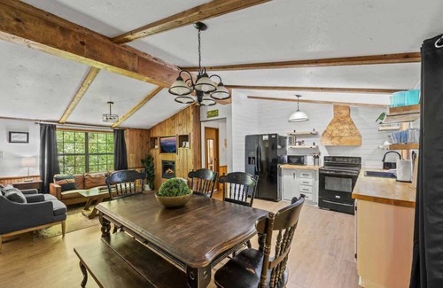 Rocky Grove Casa | Outdoor Paradise on the Creek - Jacuzzi - Stocked