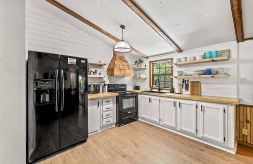 Rocky Grove Casa | Outdoor Paradise on the Creek - Jacuzzi - Stocked