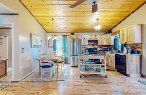 Ellijay Cabina | Outdoor retreat near the river with a firepit & grill - pool, game room, and gym