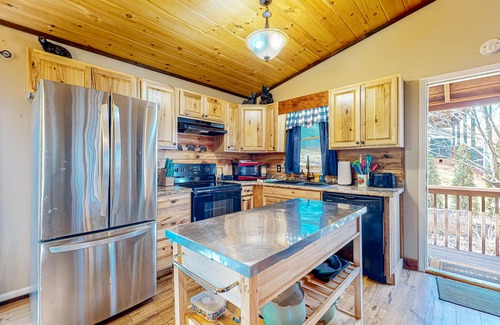 Ellijay Cabina | Outdoor retreat near the river with a firepit & grill - pool, game room, and gym