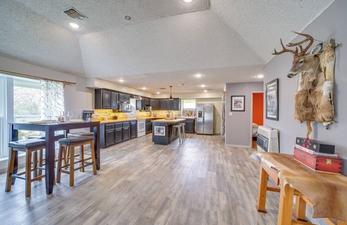 Daisy Casa | Outdoorsy Getaway Near Atoka: Hunt, Fish & Relax!