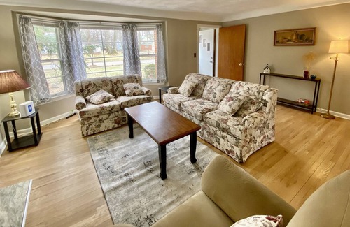 Cleveland Heights Casa | Outpatient Housing, Super Close to Cleveland Clinic, Fully Fenced-in Backyard