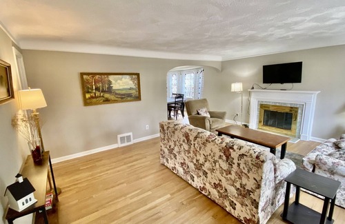 Cleveland Heights Casa | Outpatient Housing, Super Close to Cleveland Clinic, Fully Fenced-in Backyard