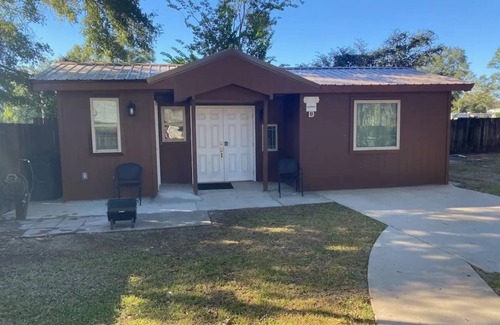 Northwest Pensacola Cabina | Outpost Cottage - Sleeps 3 Great Price!