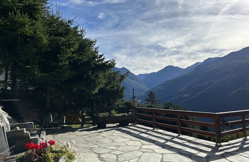 St. Luc Chalet De Esquí | Outside: duplex apartment in chalet, for 8 people, balcony, large terrace with barbecue and garden f
