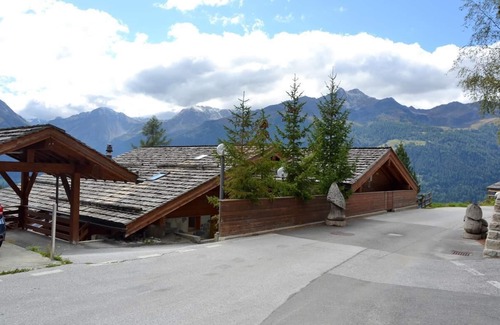 Saint-Luc Apartamento | Exterior: apartamento ático cómodo y moderno en el 1er piso de un chalet, para 6-8 personas